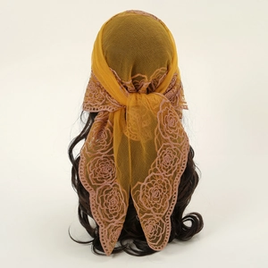 Détail de foulard en dentelle jaune avec broderie de roses roses élégante