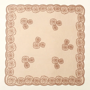 Carré rose pâle avec broderie de roses élégante et bordures en dentelle festonnée