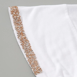 Detailansicht einer weißen Damenmütze aus mercerisierter Baumwolle mit Strass