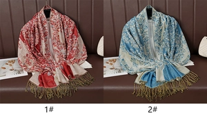 Détail de foulards imprimés tournesols avec glands élégants en rouge et bleu