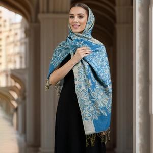 Détail d'une écharpe jacquard bleue avec motifs mandala et franges élégantes