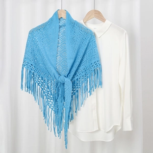 Detail der blauen Strickstola mit durchbrochenem Häkelmuster und langen Fransen am Saum