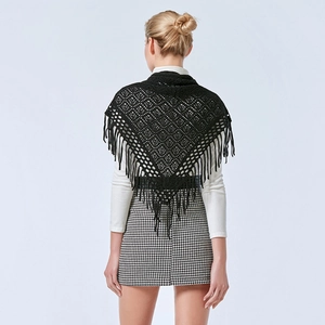 Schwarzes Häkel-Dreieckstuch für Damen mit langen Fransen und durchbrochenem Strickmuster