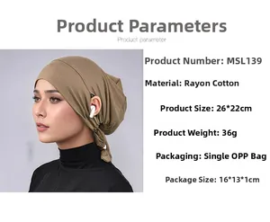 Dettaglio dello hijab in cotone mercerizzato marrone con apertura laterale per auricolari