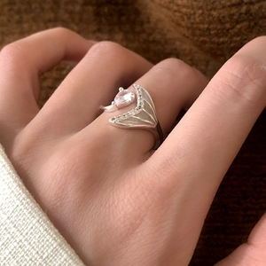 Elegant fishtail open ring with heart-shaped zircon and sparkling cubic zirconia stones