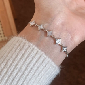 Verstellbares Silberarmband mit Muschelsternen am Handgelenk, eleganter minimalistischer Stil