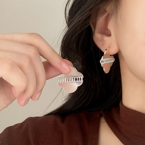 Eleganti orecchini a nuvola d'argento con trama a spirale per un look moderno raffinato