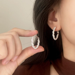 Élégantes boucles d'oreilles créoles torsadées argentées au design tissé pour femme