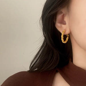 Boucles d'oreilles créoles dorées avec texture de corde torsadée au design vintage chic