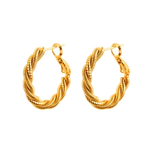 Boucles d'oreilles créoles torsadées dorées avec design en spirale sur fond blanc