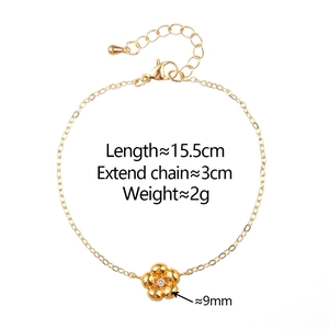 Détail du bracelet fleur dorée avec pétales givrés et zircon central étincelant