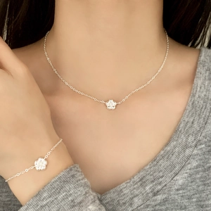 Ensemble collier et bracelet à fleurs argentées élégantes pour un style minimaliste