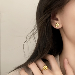 Ensemble bijoux fleur dorée avec boucles d'oreilles florales et bague assortie