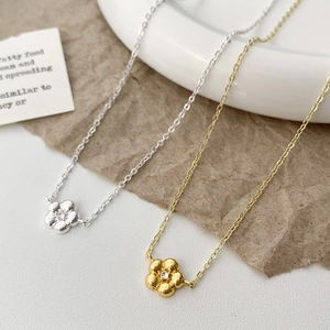 Ensemble de colliers à pendentif fleur minimaliste en finitions or et argent avec zircon