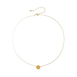 Collier doré minimaliste avec pendentif fleur en cristal et chaîne réglable élégante