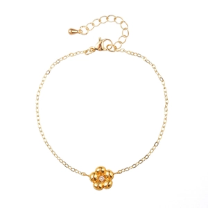 Détail du bracelet fleur dorée avec chaîne réglable et centre en cristal brillant