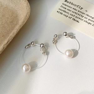Boucles d'oreilles perles minimalistes avec perles argentées et créoles en résine