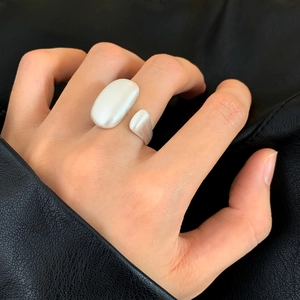Anello aperto minimalista in argento opaco con design a doppio fagiolo ovale su pelle