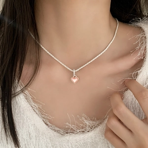 Élégant collier en argent avec pendentif cœur rose et chaîne scintillante étoilée