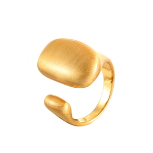 Anello regolabile dorato minimalista con elegante finitura in metallo spazzolato