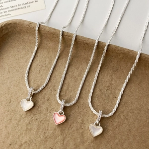 Collier élégant avec pendentif cœur en nacre et chaîne argentée finement tressée