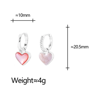 Détail des boucles d'oreilles cœur montrant la hauteur de 20,5mm et la largeur de 10mm