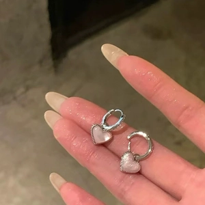 Orecchini a cuore in argento con inserti in madreperla rosa e bordo con micro sfere