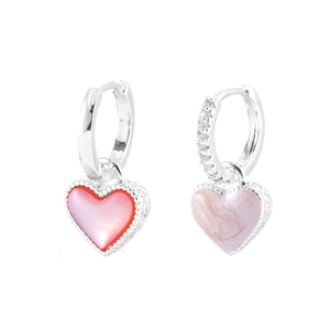 Boucles d'oreilles cœur argenté avec émail rouge et fini marbre rose style asymétrique