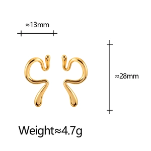 Detalle de pendientes de oreja dorados estilo serpiente con medidas de 28 mm y 13 mm