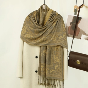 Dettaglio del ricamo paisley e delle frange su una sciarpa boho vintage in misto lana