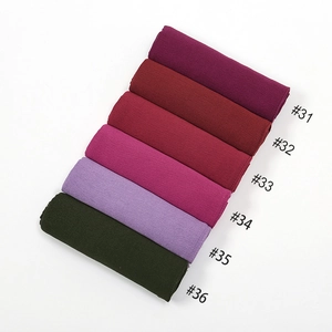 Detailansicht der Viskoseschals mit Rollsaum, Farben 31 bis 36 mit feiner Knitterstruktur