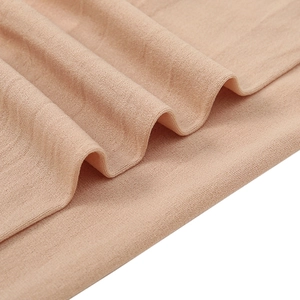 Gros plan sur le tissu des manchons de glace unis pour femmes texture douce et elastique couleur peau.