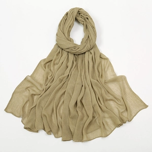 Châle minimaliste vert olive en viscose avec une élégante texture plissée verticale