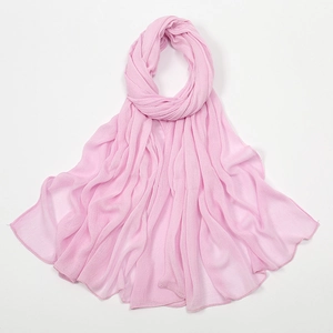 Écharpe élégante en viscose rose pâle avec texture froissée douce et bords ourlés
