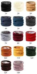Grille détaillée de 14 cache-cols tricotés colorés avec doublure polaire et texture côtelée