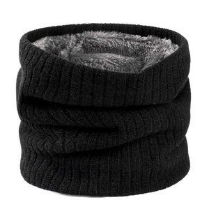 Gros plan du tour de cou en tricot noir avec doublure épaisse en polaire grise pour l'hiver