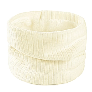 Gros plan du tour de cou en tricot avec doublure polaire épaisse et texture côtelée