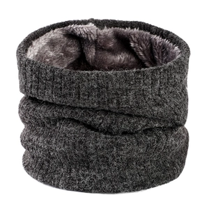 Détail du cache-col en tricot gris foncé avec texture épaisse et doublure polaire douce