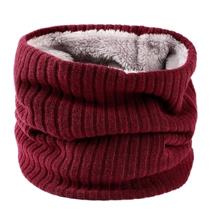 Détail du tour de cou en tricot bordeaux avec doublure en peluche grise pour l'hiver