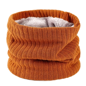 Détail du cache-col en tricot jaune gingembre montrant la doublure en polaire grise