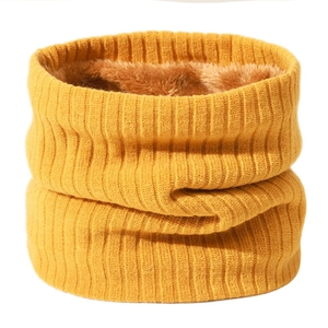 Détail du cache-col en tricot jaune moutarde avec doublure épaisse en fausse fourrure