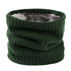 Détail du cache-col en tricot vert foncé montrant la texture et la doublure en peluche