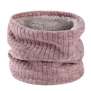 Détail du cache-col en tricot rose avec doublure polaire grise épaisse pour l'hiver