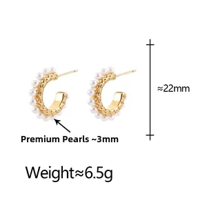 Détail de boucles d'oreilles C dorées avec perles, diamètre 22mm et taille 3mm