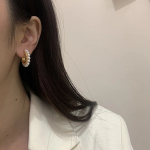 Élégantes boucles d'oreilles créoles dorées avec perles polies pour un look de luxe