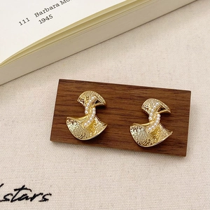 Boucles d'oreilles vintage dorées à texture martelée et perles blanches pour femmes