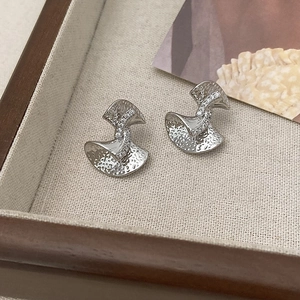 Boucles d'oreilles argentées vintage avec texture martelée et zircone cubique