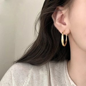 Minimalist gold hoop earrings shown on a model for a stylish and elegant daily look