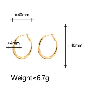 Fashionable 40mm golden twisted hoop earrings with spiral texture and size annotations