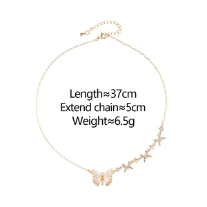 Détail du collier papillon doré avec incrustation de nacre et cristaux étincelants